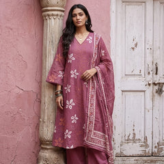This look carries a calm, heritage-inspired elegance—perfectly in line with Mulson’s aesthetic.