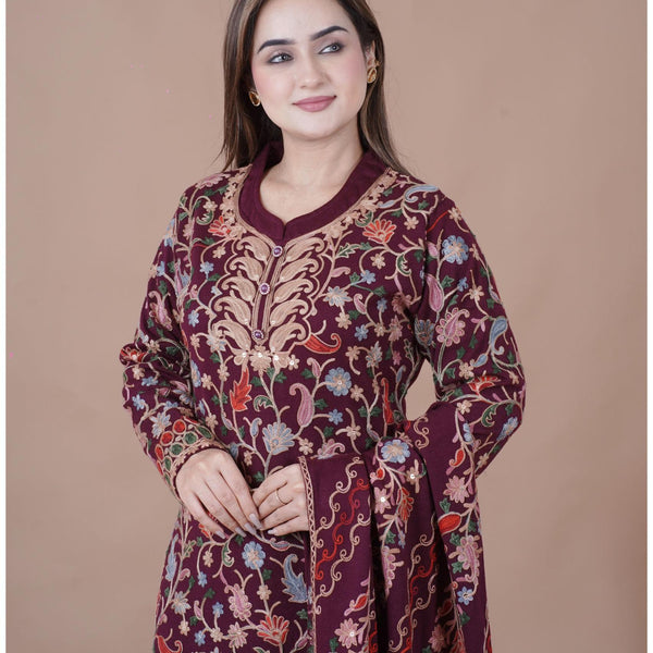 ELEGENT KURTI SET EMBROIDERY KURTI FROM SWEETTEENS EXCLUSIVE FEATURING INTRICATE GOLDEN THREAD WORK ON NECKLINE AND SLEEVES-A PERFECT BLEND OF GRACE AND STYLE FOR FESTIVE AND PARTY WEAR. SWT 2817.