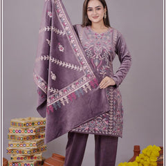 1.	Velvet ka charm, embroidery ka shaan ✨
	2.	Royal look, timeless elegance 💜
	3.	Winter vibes + Velvet love ❄️✨
	4.	Jab baat style ki ho, choose elegance 👑
	5.	Royalty isn’t bought, it’s worn 💫
	6.	Velvet that speaks class 🌸
	7.	Grace in every detai